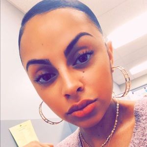Meet your Posher, Aisha